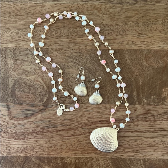 Tommy Bahama Jewelry - Tommy Bahama Pink and White Beaded Shell Necklace Set